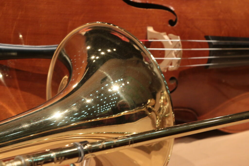 Photo d'une trompette et d'un violoncelle