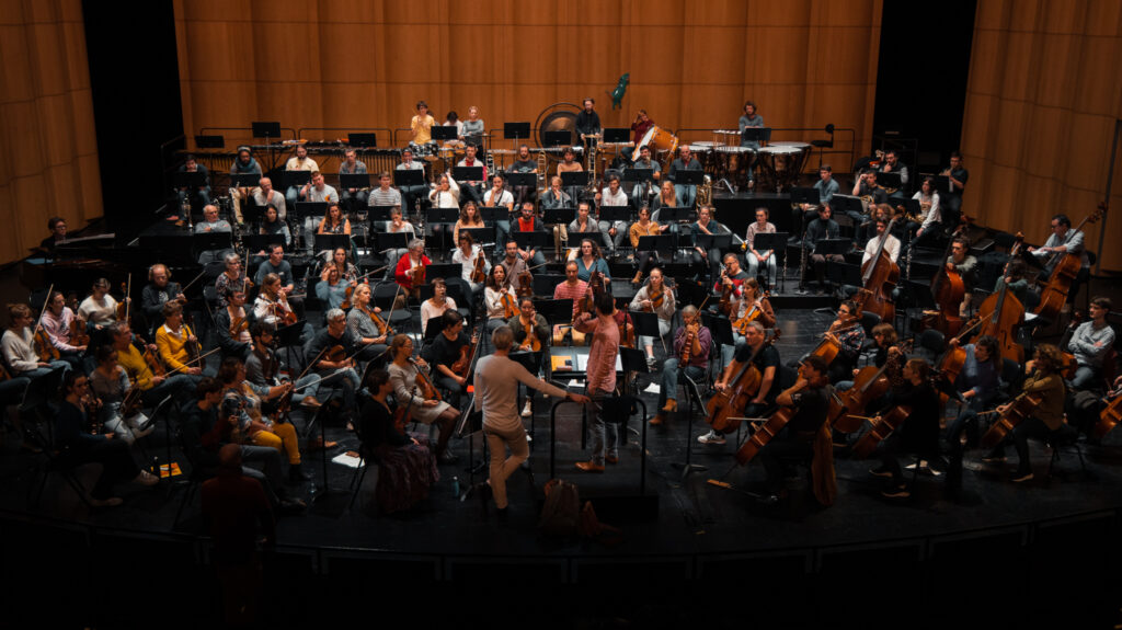 L'OSUR et Opus 76 en réunis en répétition au Théâtre des Arts à Rouen. Une centaine d'instrumentistes sont sur scène, avec les deux chefs d'orchestre.
