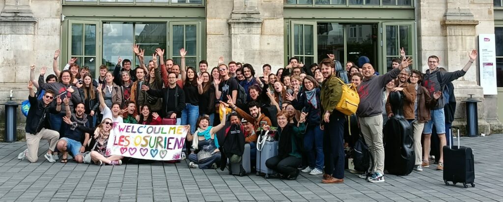 Photo de groupe de l'OSUR et de l'OUL devant la gare de Lille
