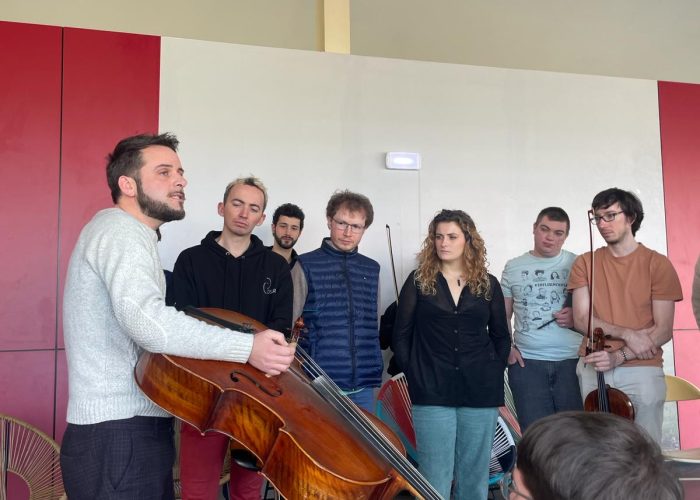 Intervention du luthier Alexandre Mallet auprès des musiciennes et musiciens de l'OSUR